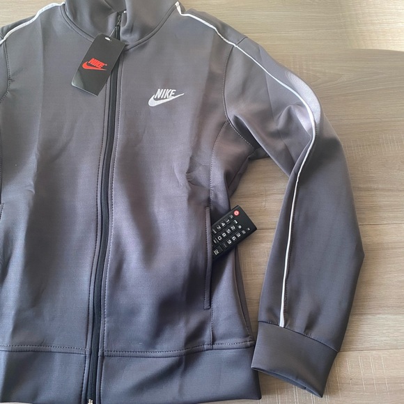 Grey Nike suit - Picture 2 of 5